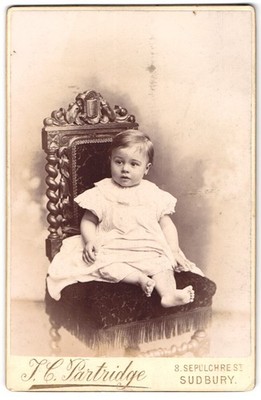 Fotografie J. C. Partridge, Sudbury, 8, Sepulchre St., Kleines Kind im Kleid mi 