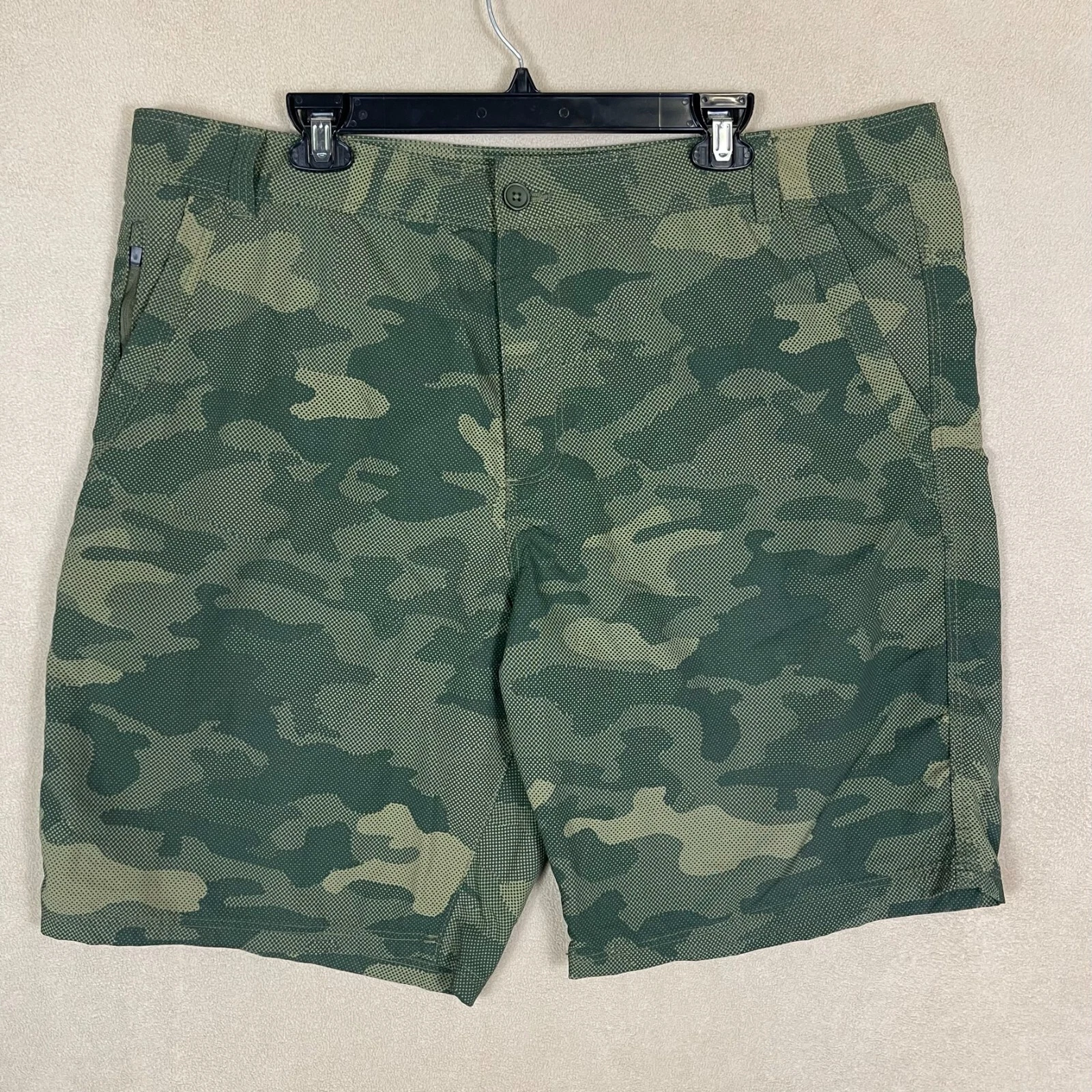 Outdoor Life Mens 42 Green Camo Hiking Shorts High Rise Zip Pocket Relaxed Fit