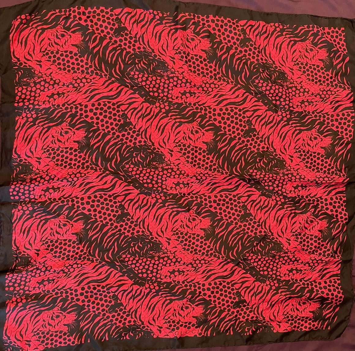 Écharpe Gucci Leopard 90 x 90 soie noire/rouge neuve avec étiquettes