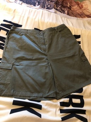 CANDA C&A Damen Shorts kurz Gr.52 kakigrün