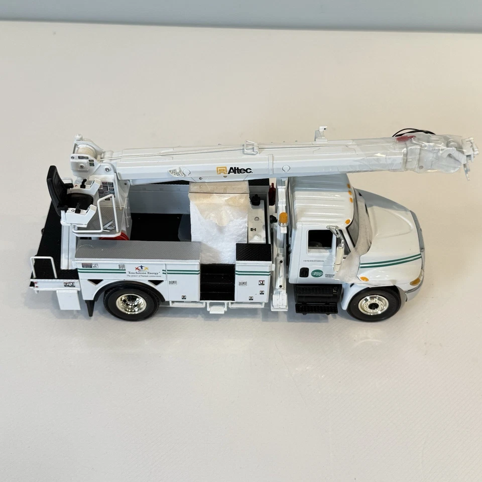 1/34 International 4400 Series with Digger Derrick Delaware Electric Co-op DEC - Image 2 of 4