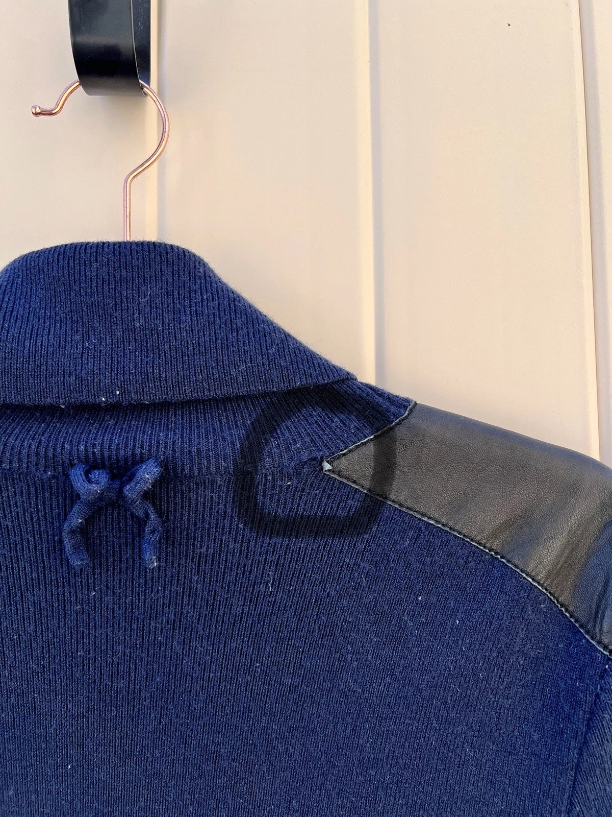 Mini abito Kate Spade misto lana blu navy con toppa in pelle sulle maniche grande