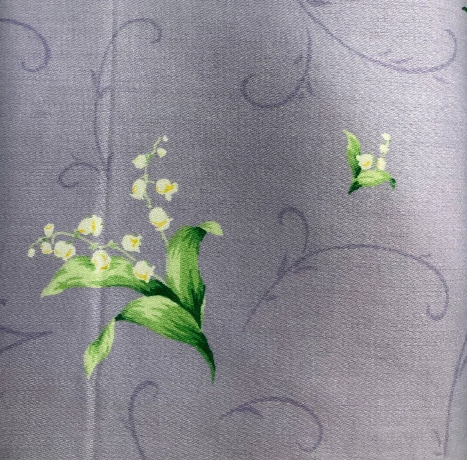 TELA PARA DECORACIÓN DEL HOGAR SUBURBANA - LIRIO DEL VALLE SOBRE PÚRPURA, 54" CON - POR LA YD Foto 3 de 4