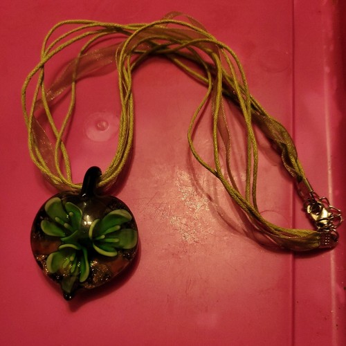 Collana catena corda nastro ciondolo forma cuore fiore verde vetro di Murano - Foto 2 di 3