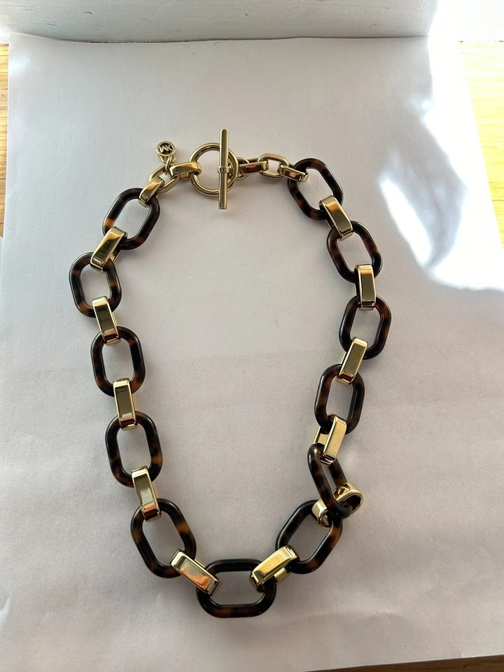 Bonito collar de cadena de eslabones dorado tortuga Michael Kors logotipo cierre de palanca B16