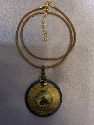 Schmuck, Anhänger Walnuss  mit echter Blüte 