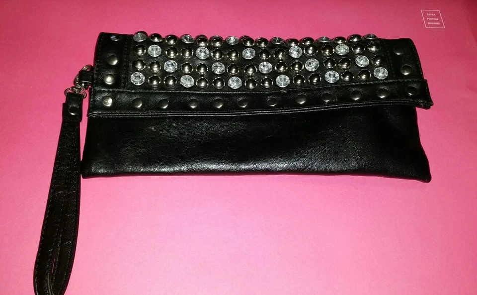 Bolso de mano para mujer de cuero negro con tachuelas y diamantes con joyas Foto 2 de 4