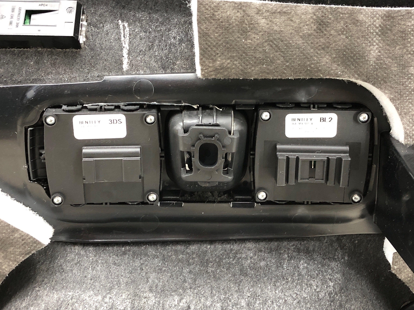 2016-2020 BENTLEY BENTAYGA LEFT REAR QUARTER TRIM PANEL COVER 36A863887 BLACK