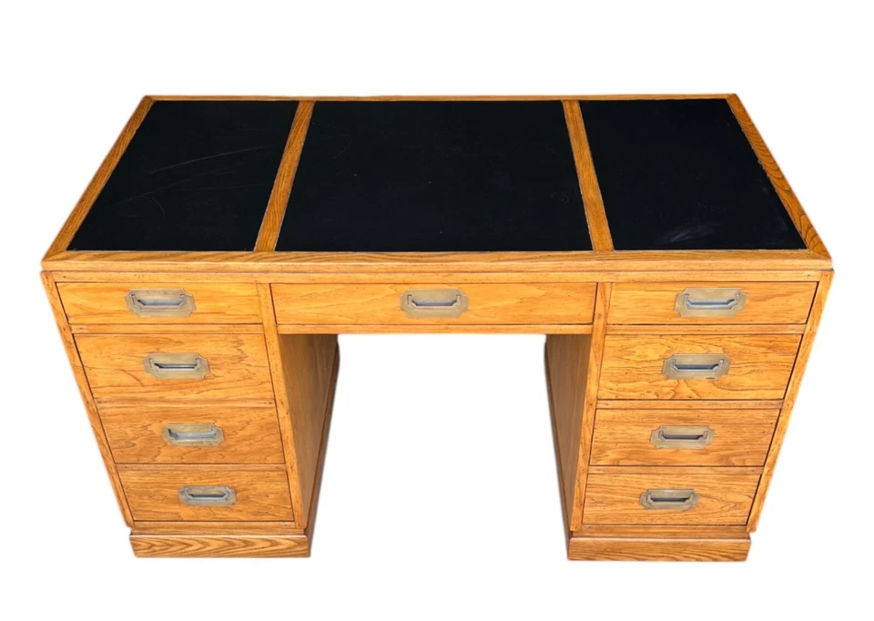 Escritorio de roble estilo campaña vintage con herrajes de latón e incrustaciones negras Foto 3 de 4