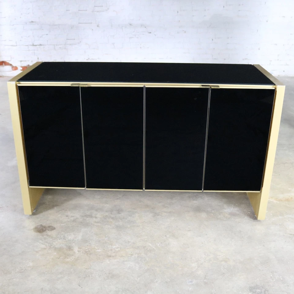 Gabinete Credenza Servidor Pequeño Ello Vidrio Negro y Aluminio Anodizado Dorado Foto 2 de 4
