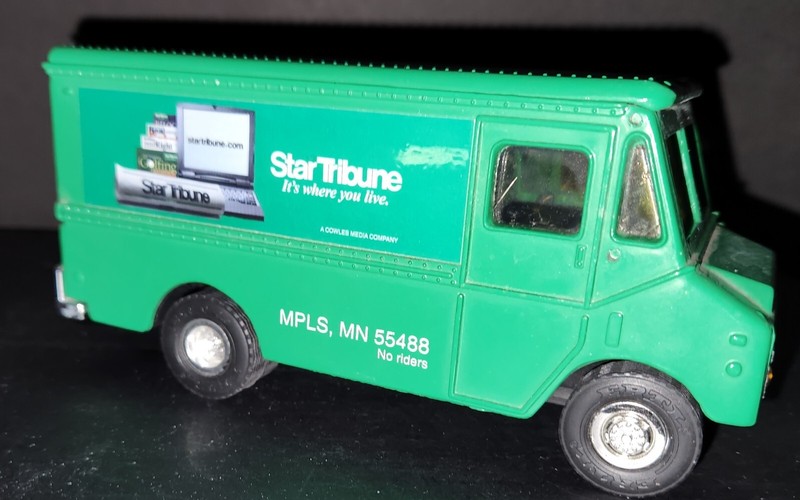 ERTL Collectibles Grumman Route Star Tribune Van Bank K177 - with Key