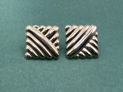 14K Gelbgold strukturierte quadratische Ohrstecker