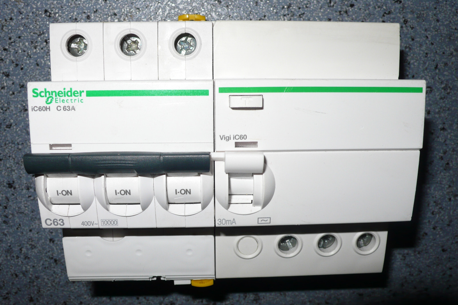 Disjoncteur différentiel Schneider A9F87363 triphasé 63A protection moteur 30mA