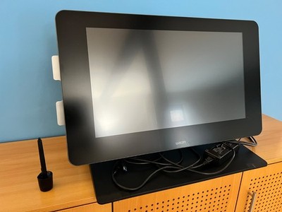 WACOM CINTIQ 27 QHD Creative Pen Display, inkl. original Wacom Ergostand + Stift
