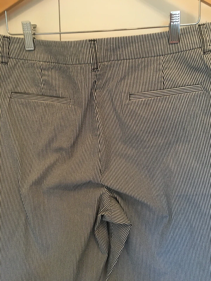 Anne Klein Sport Stretch Flat Front Bermuda Shorts Sz 12 Blue Pinstripe EUC! - Image 3 of 4