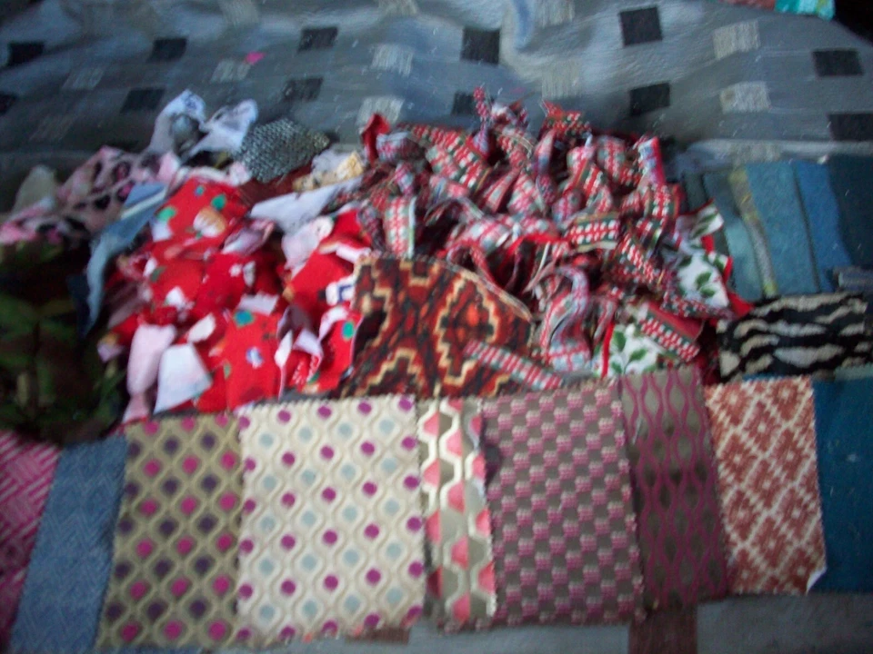 Small Bundle fabric scraps quilting crafts sewing Reds  material - Image 3 of 4