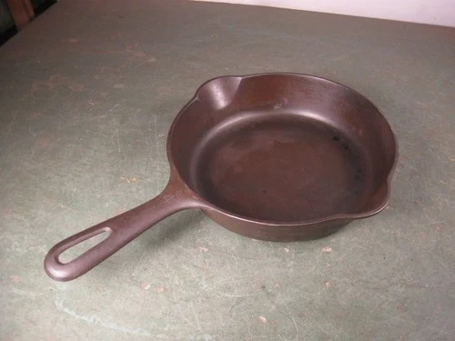 OLD USED VINTAGE CAST IRON PAN SKILLET GRISWOLD NO. 4 NICE SHAPE