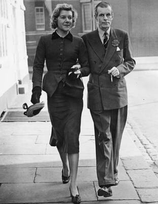 Lord Anthony Vivian walking arm in arm with his lover Mavis Whe- 1955 Old Photo