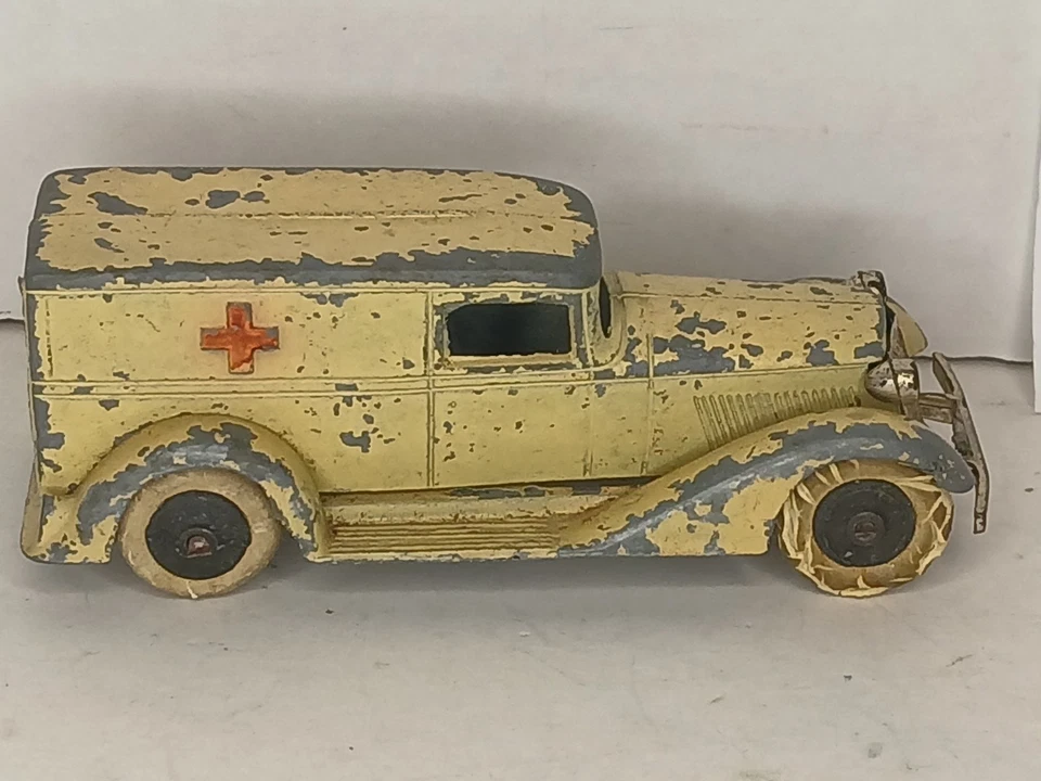 VINTAGE TOOTSIE TOY PRE-WAR GRAHAM AMBULANCE WHITE W/ RED CROSS CRACKED TIRES - Image 4 of 4