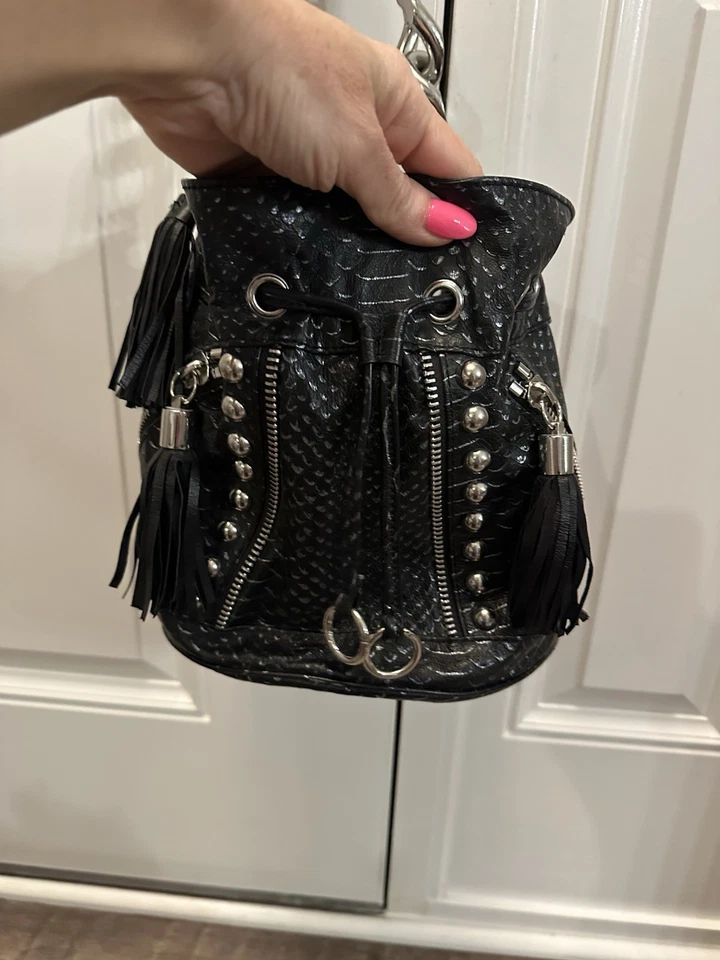 Bolso cubo de cuero Betsey Johnson Y2K con cordón y asas de cadena Foto 3 de 4