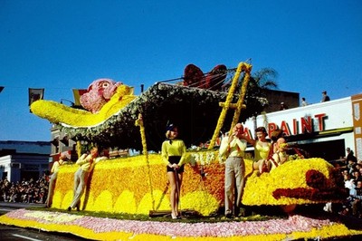 Sexy Women on Lockheed ''Pipe Dream'' 1952 Rose Parade Float: 828/35mm Slide