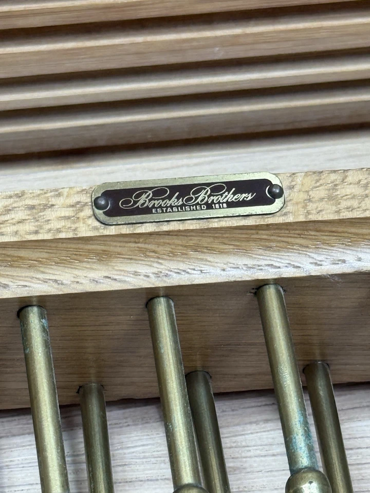 Corbata vintage y original Brooks Brothers roble y latón 36 clavijas con tapones perforados Foto 4 de 4