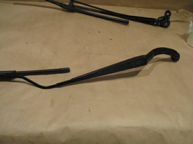 Maserati GranTurismo - RH Passenger Windshield Wiper Arm (LHD) - P/N 80065900