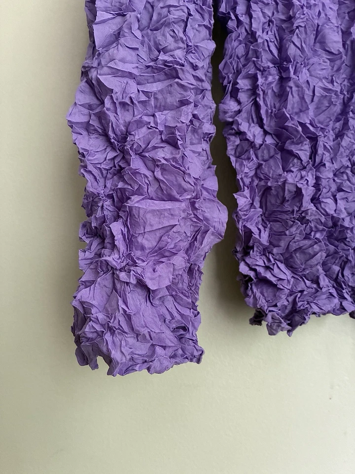 Cárdigan ISSEY MIYAKE Me SS24 pliegues aplastados 'lana como merengue' lavanda Foto 3 de 4