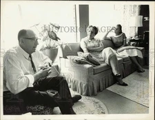 1961 Press Photo Payton Boyd visiting with ladies - lrb10837