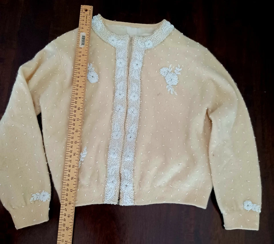 Hermoso cárdigan vintage años 50 con cuentas a mano. Talla S. Foto 2 de 4