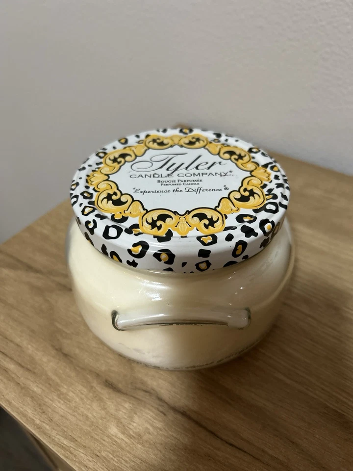 Tyler Candle Diva Vela Perfumada Blanco Cremoso 22 OZ con 2 Mechas Nunca Usada Foto 2 de 4