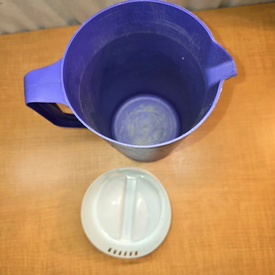 Jarra Rubbermaid vintage de 2 1/4 cuartos púrpura 2129 con tapa jugo de leche agua Foto 3 de 4