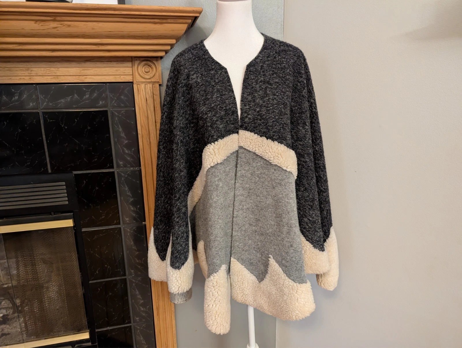 ECHO Wool Blend Poncho Shaw Gray Back Cream Made in Italy One Size Fits Most
Opens in a new window o