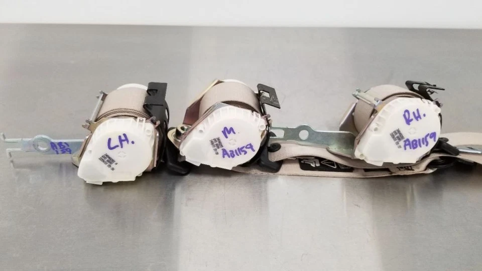 11 BMW ALPINA B7 F02 SEAT BELT RETRACTOR SET PAIR REAR WHITE - Image 3 of 4