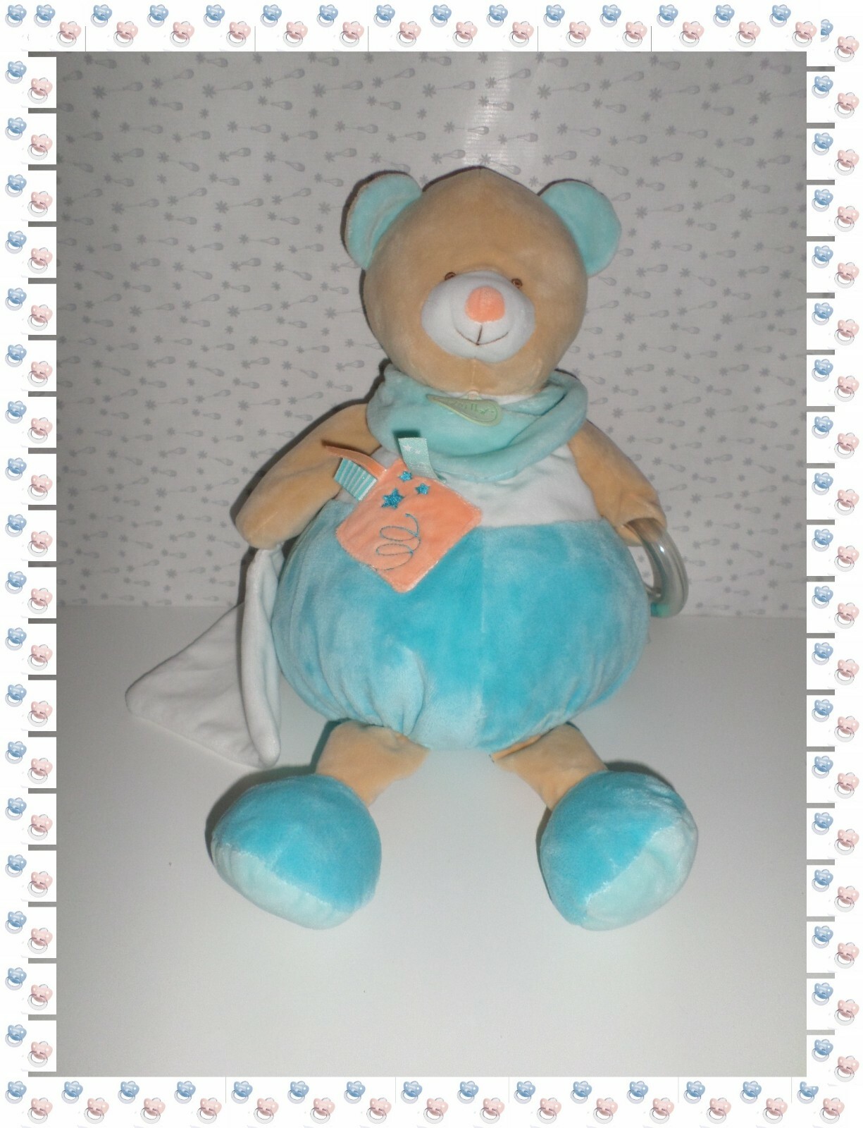 Grand doudou peluche éveil ours bleu Baby Nat, le cadeau de naissance idéal avec anneau