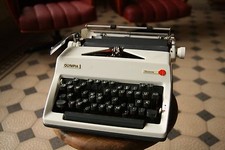 Olympia Monica De Luxe Typewriter thumbnail