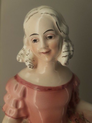 Keramik-Figur, "Biedermeier-Mädchen" Hertwig & Co., Katzhütte, um 1920, Mod. 270 - Bild 6 von 8