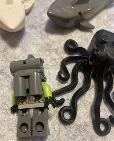 Lego Atlantis Diver 1  Axel 8056 8060 Atlantis Minifigure with Sharks & Octopus