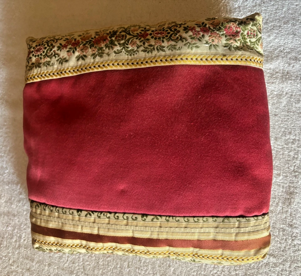 coussin TISSU ancien à décors de fleurs - Photo 2/2