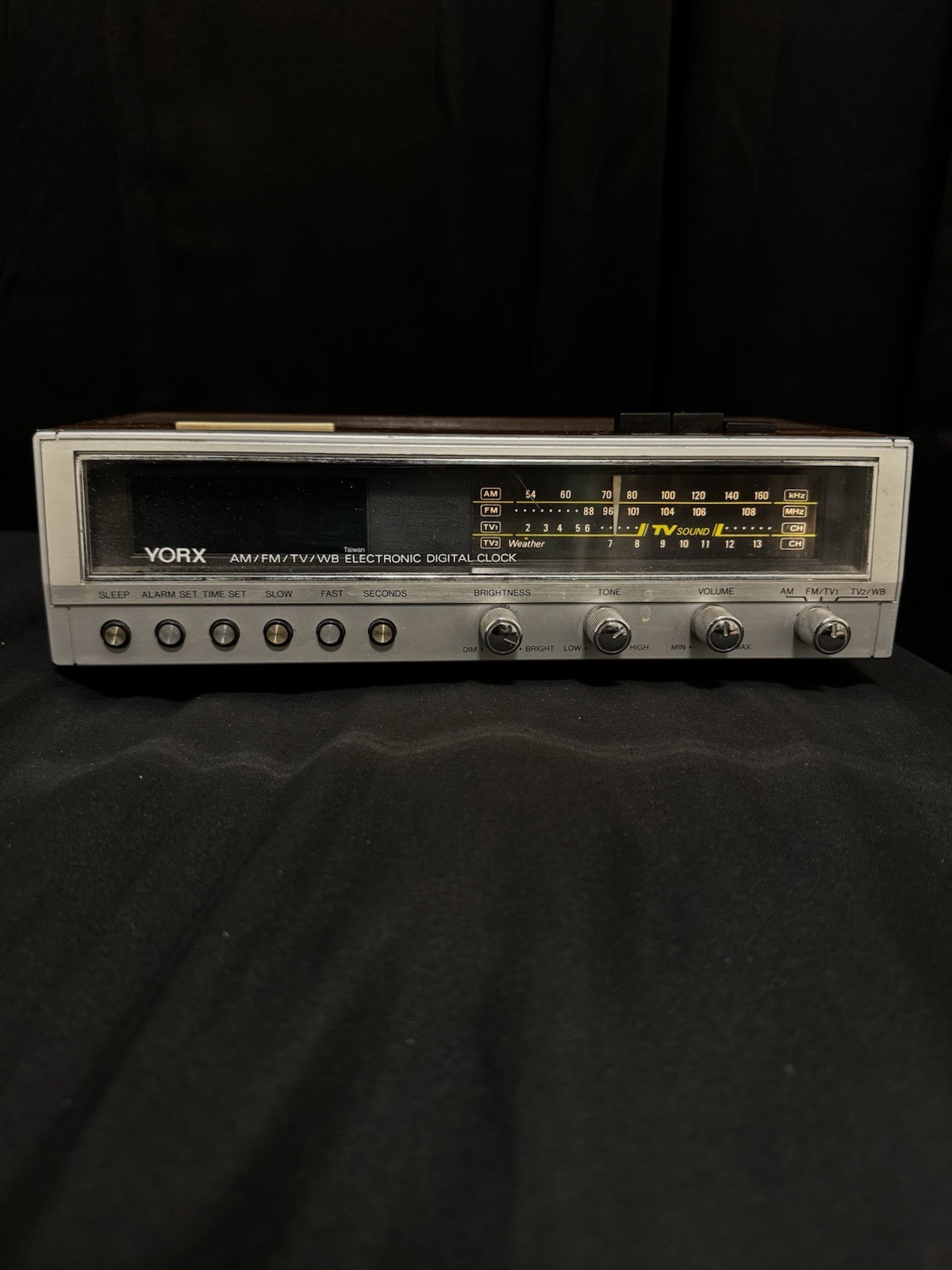 Vintage Yorx R5141 AM FM TV Weather Band Digital Clock Radio Woodgrain Alarm