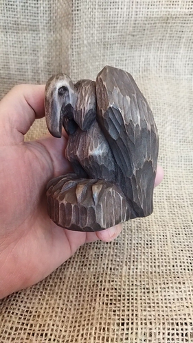 Estatuilla de buitre en madera artesanal. Decoración única - Vídeo 1 de 1