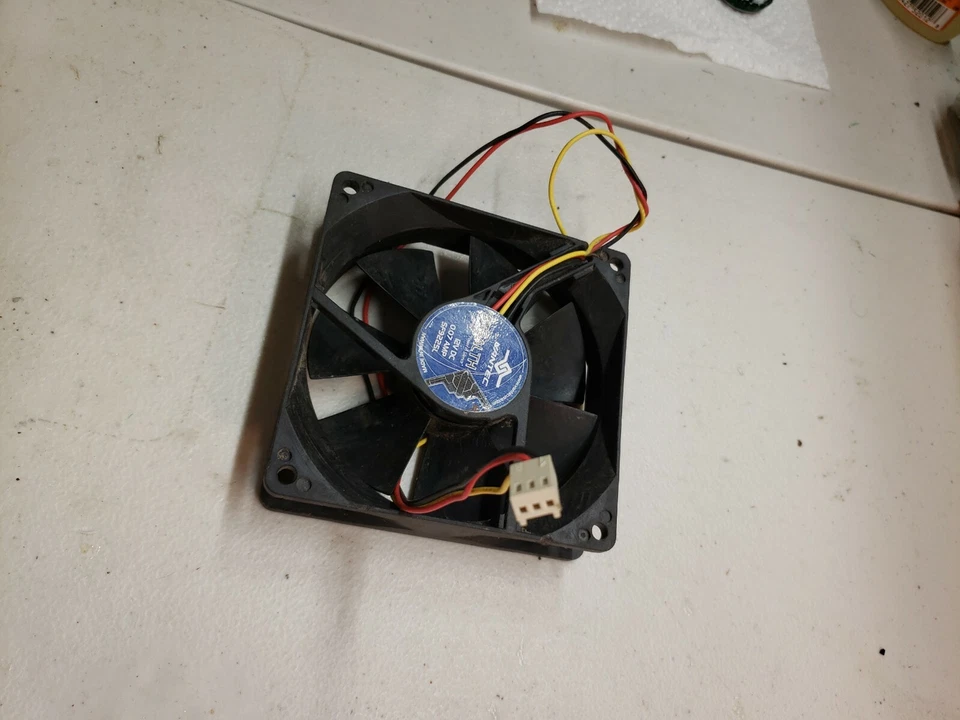 Vantec Stealth SF9225L 92mm x 25mm 2 Ball Bearing Case Fan Molex Adapter Screws - Image 2 of 2