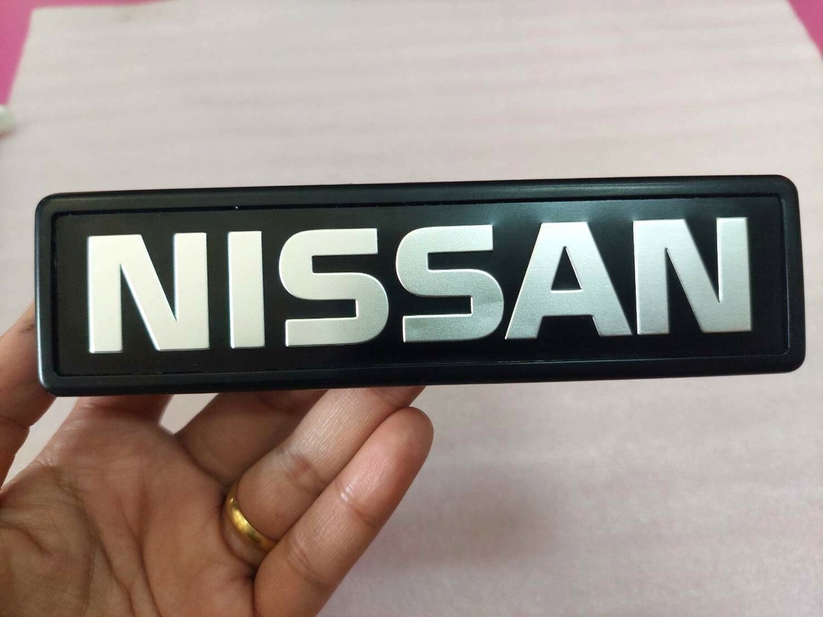 NISSAN D21 Front Grille Emblem Badge Pickup Truck 62891-21G01 NOS