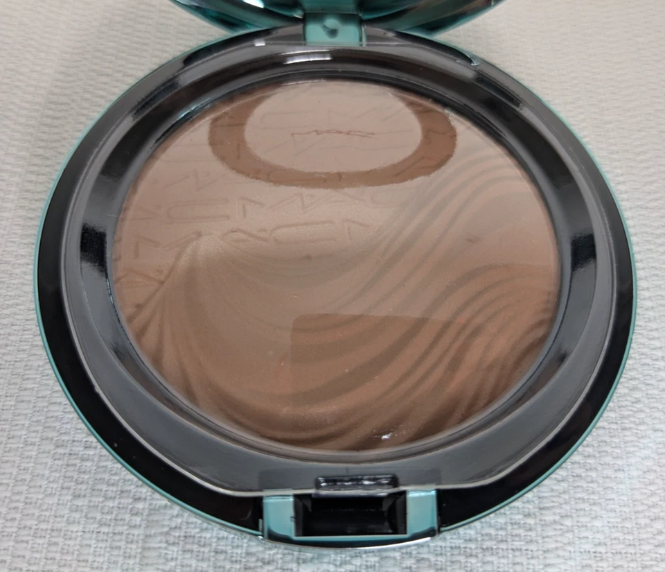 MAC Alluring Aquatic “Aphrodite’s Shell” Extra Dimension Bronzing Powder 9g 0.31 - Image 4 of 4