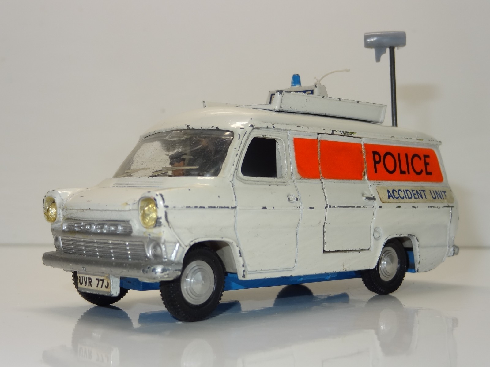 DINKY 287 FORD TRANSIT MK1 POLICE ACCIDENT UNIT VAN (415) thumbnail 2