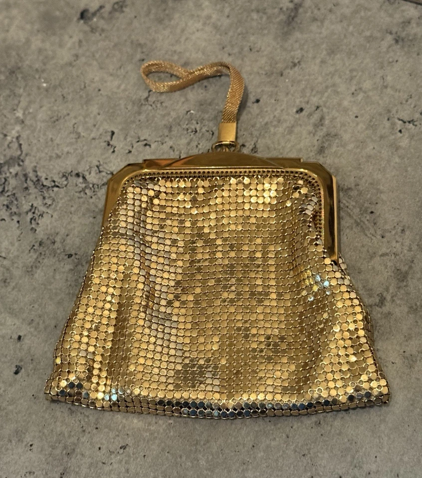 Bolso sin asas de noche compacto vintage de malla dorada Whiting & Davis Foto 4 de 4
