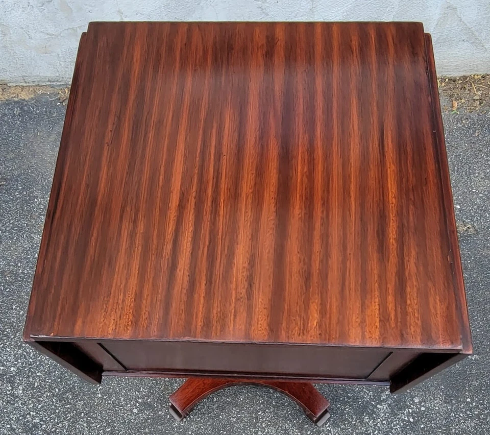 Elegante Mesita de Noche Imperio Caoba Hoja Caída Años 40, Mesa auxiliar con Dos Cajones Foto 4 de 4