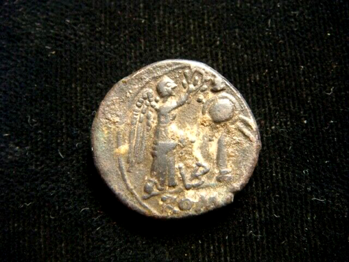 ROM REP 211-206 BC. . Gens VIBIA. VICTORIATUS. VB. Victory. Trophy. - Picture 2 of 2