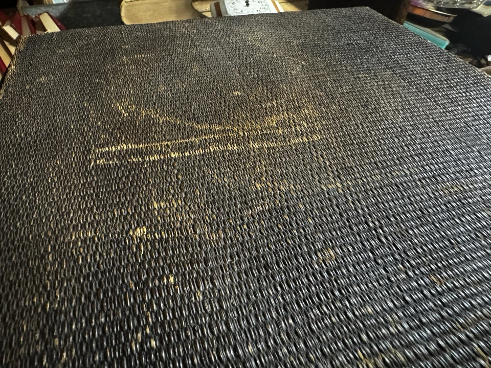 Antiguo baúl de ratán tejido de madera con ramas Foto 3 de 4