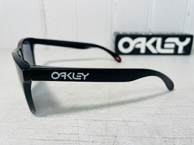 OAKLEY 24-306 FROGSKINS Polished Black Frame w Grey Lenses Fashion